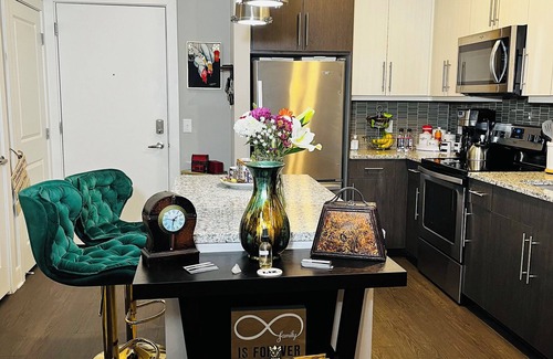 Landmark Apartment | Charming 1-BR Apt/12 min to DCA, Old-Town, Capitol Hill/Long-Term Ready