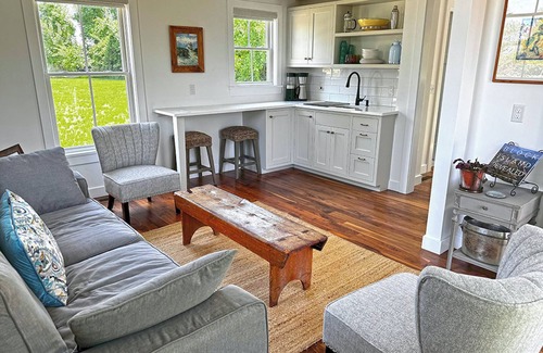 New Shoreham House | Charming 1 BR bungalow on Block Island with WiFi and AC. Walk to Mansion Beach