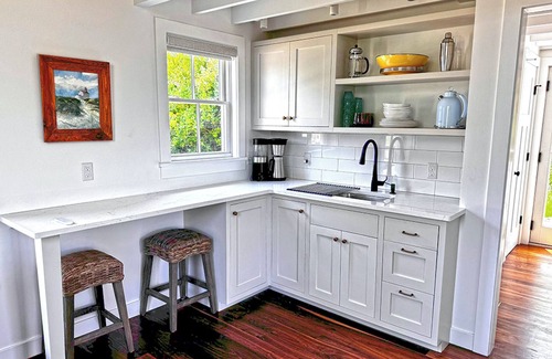 New Shoreham House | Charming 1 BR bungalow on Block Island with WiFi and AC. Walk to Mansion Beach