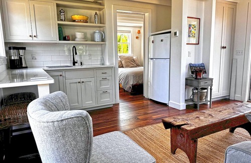New Shoreham House | Charming 1 BR bungalow on Block Island with WiFi and AC. Walk to Mansion Beach