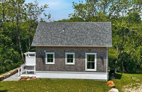 New Shoreham House | Charming 1 BR bungalow on Block Island with WiFi and AC. Walk to Mansion Beach
