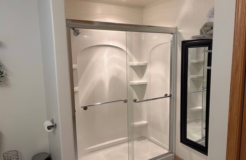 Burbank House | Charming 1 king suit with WiFi, AC