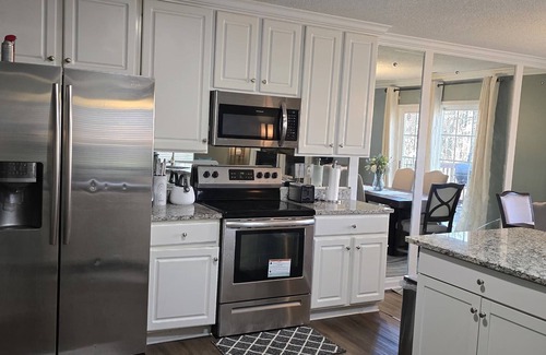 Paw Creek House | Charming 1- queen-bedroom house near Uptown Charlotte & CLT Airport