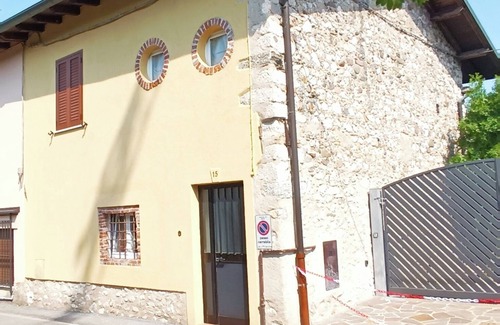 Salo House | Charming 110m2 rustic house with WiFi, air conditioning, parking, and garden.