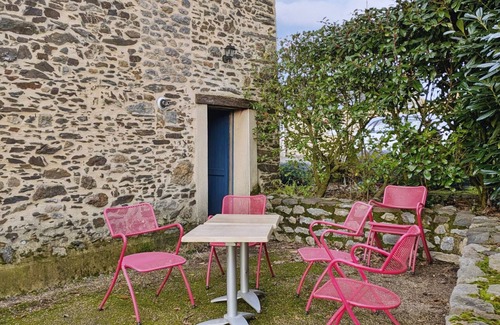 Bonchamp-les-Laval Cottage | Charming 16th-Century Cottage with Private Lake near Laval
