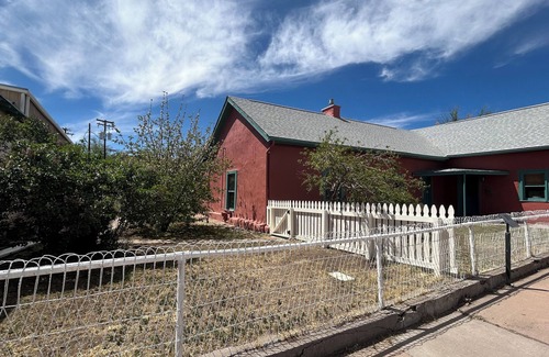 Tyrone House | Charming 1800's fully modernized farmhouse in downtown Silver City- pet friendly