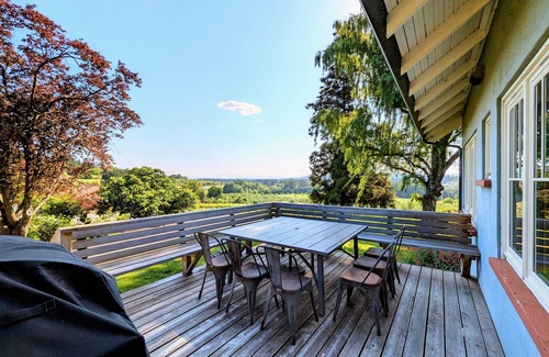 Newberg House | Charming 19th century craftsman designed for mid-sized groups