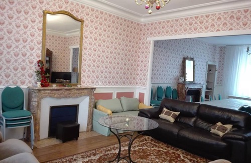 Gipcy Cottage | Charming 19th Century Manor, Garden, Shared Pool, Sleeps 13, Near Fishing Pond