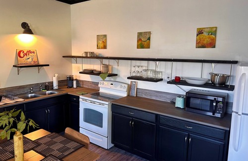 Knoxville House | Charming 1Bd house S.Knox 3 miles from Dowtown. Private Driveway w/all Amenities