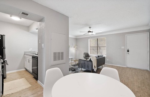 Brentwood Apartment | Charming 1bed 1bath 10 mins away DT