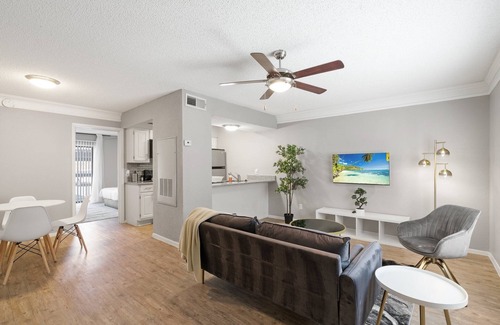Brentwood Apartment | Charming 1bed 1bath 10 mins away DT