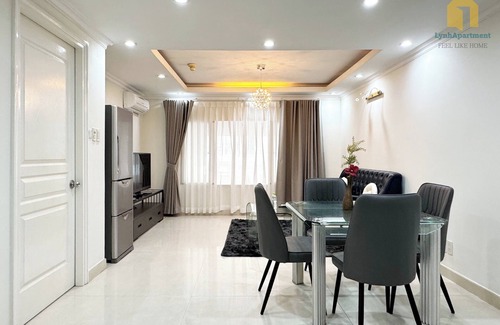 Tan Binh Apartment | Charming 1BR apartment Free Pool 10 minutes to Airport