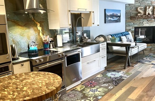 Whistler Creekside Condo | Charming 1BR,Nestled at Creekside Base, Steps to the Gondola, HotTub,Pool, Sauna
