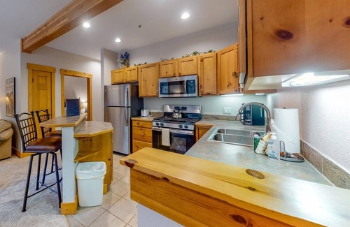 Keystone Condo | Charming 1BR Trappers Crossing in East Keystone - shuttle service & hot tub!