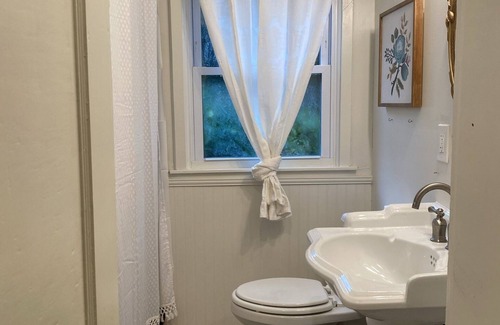 Monroe House | Charming 2/1 Centrally located and close to ULM! Pet Friendly!