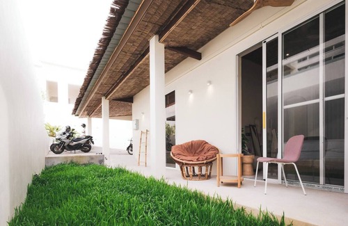 Haad Pleayleam House | Charming 2-BR Seaside Haven