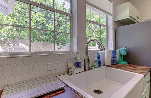MLK House | Charming 2 BDR for 4, Close to Downtown Austin!