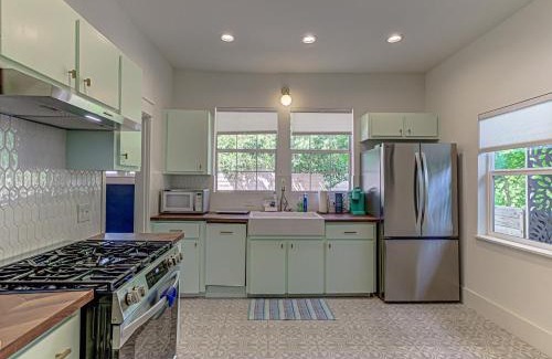 MLK House | Charming 2 BDR for 4 Close to Downtown Austin