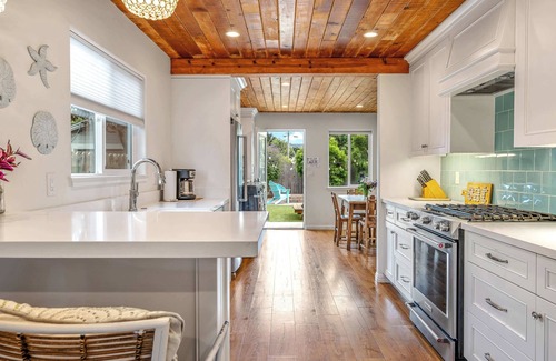 Seaside House | Charming 2 BDR Seaside Cottage – 5 Min to Beach!