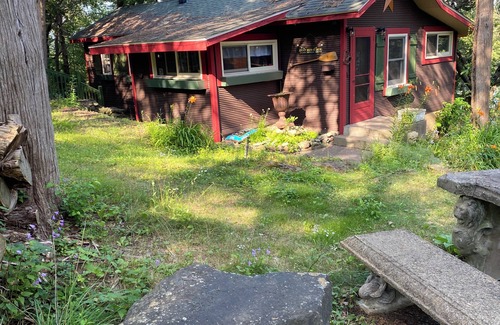 Hastings Cabin | Charming 2-bdrm cabin in quaint Afton area with seasonal views of river!