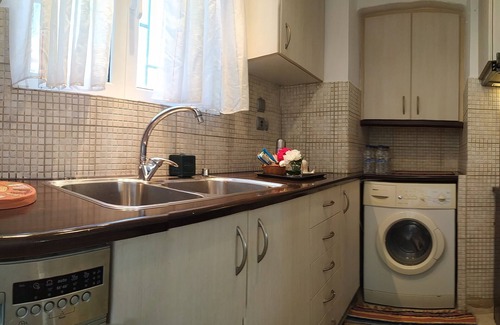 Kalyvia Thorikou House | Charming 2-Bed Vacation House in Lagonisi Attikis