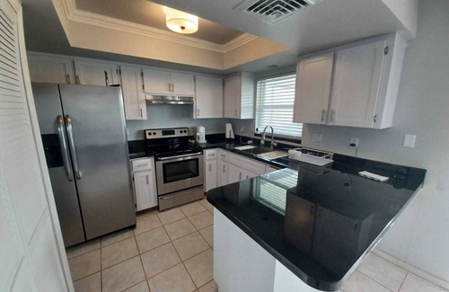 Englewood East House | Charming 2 Bed/2 BA house in superb Englewood.