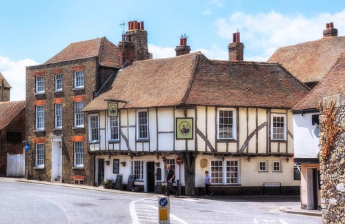 Marshborough Apartment | Charming 2-bed Apartment in Sandwich in Kent