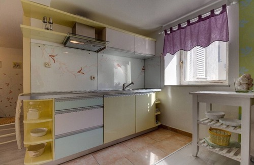 Cove Murtar Apartment | Charming 2-Bed Family Getaway, Pet-Friendly with Parking