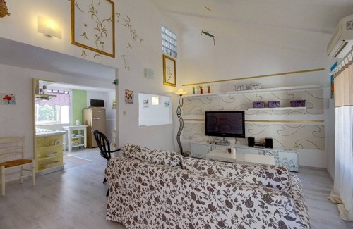 Cove Murtar Apartment | Charming 2-Bed Family Getaway, Pet-Friendly with Parking