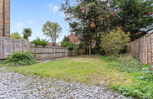 St. Leonard's Apartment | Charming 2-Bed Flat with Garden in London