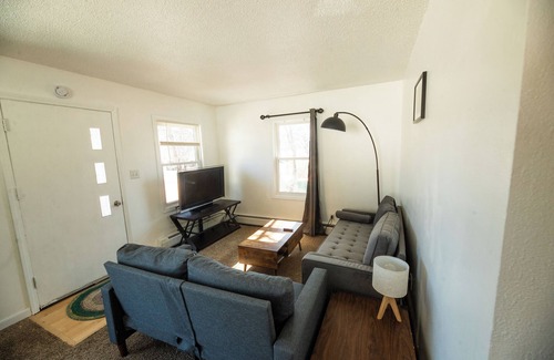 Bismarck House | Charming 2-bed house in Bismarck, centrally located for your convenience.
