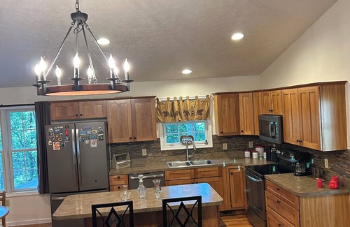 Berkeley Springs Cabin | Charming 2-bedroom cabin upstairs only Wifi , AC in tranquil Berkeley Springs
