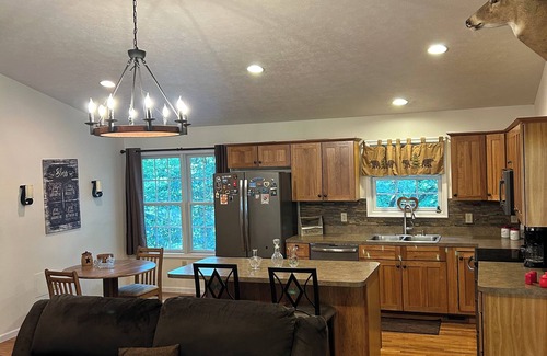 Berkeley Springs Cabin | Charming 2-bedroom cabin upstairs only Wifi , AC in tranquil Berkeley Springs