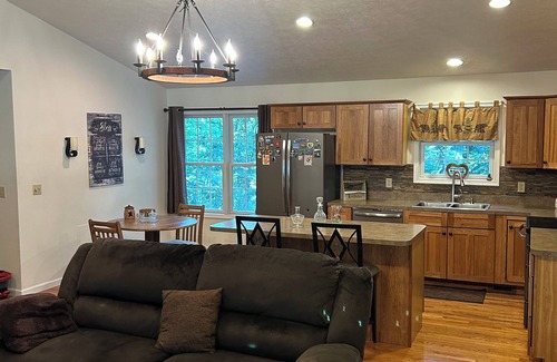 Berkeley Springs Cabin | Charming 2-bedroom cabin upstairs only Wifi , AC in tranquil Berkeley Springs