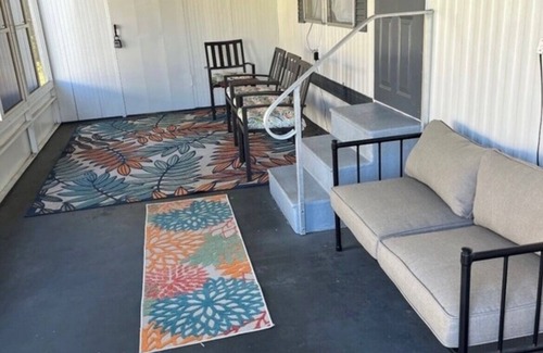 Diplomat House | Charming 2-bedroom mobile home with WiFi, AC in North Fort Myers