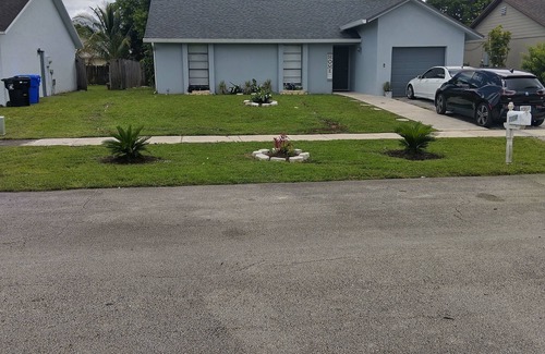 North Lauderdale House | Charming 2-bedroom bungalow in welcoming North Lauderdale with WiFi, AC