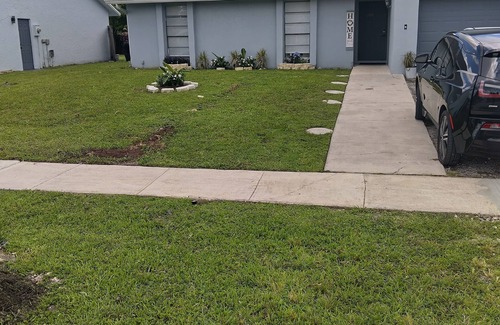 North Lauderdale House | Charming 2-bedroom bungalow in welcoming North Lauderdale with WiFi, AC