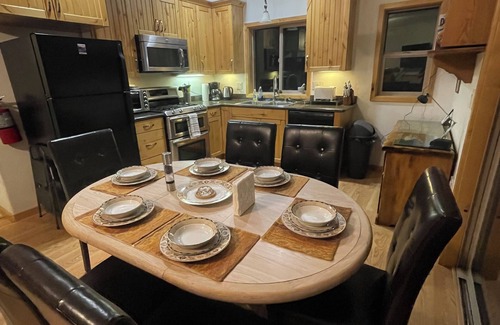 Yosemite National Park Ski Chalet | Charming 2-bedroom chalet with AC, WiFi in serene Yosemite West