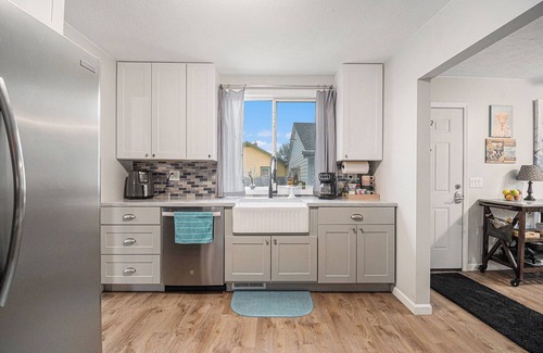 Council Bluffs House | Charming 2-bedroom bungalow in lovely West Council Bluffs with WiFi, AC