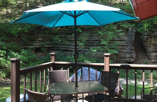Eureka Springs Cabin | Charming 2 bedroom 2 bath cabin in lovely Eureka Springs