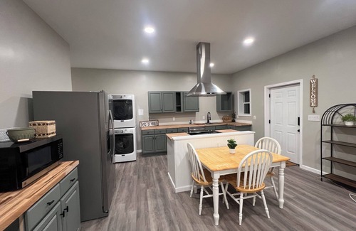 Hendersonville Apartment | Charming 2-bedroom apartment in lovely Hendersonville with AC, WiFi