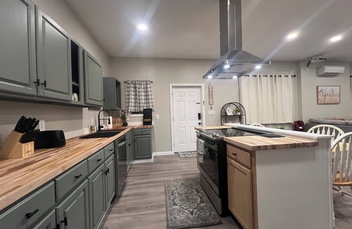 Hendersonville Apartment | Charming 2-bedroom apartment in lovely Hendersonville with AC, WiFi