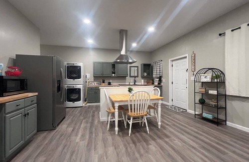 Hendersonville Apartment | Charming 2-bedroom apartment in lovely Hendersonville with AC, WiFi