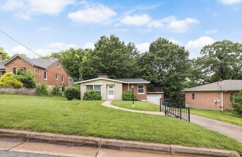 Jefferson City House | Charming 2-bedroom house in Jefferson City with AC