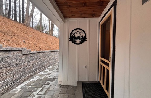 West Jefferson House | Charming 2-bedroom house in downtown West Jefferson! Amazing location!