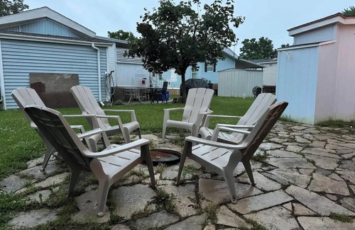 Sherkston Cabin | Charming 2-bedroom cabin with WiFi and AC in delightful Port Colborne