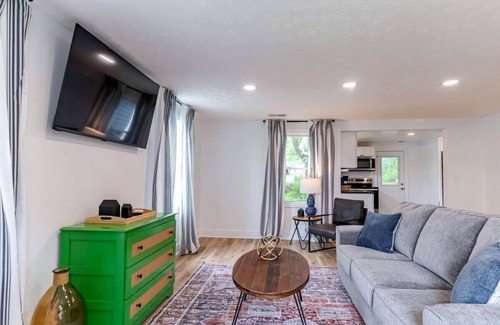 Elizabethtown House | Charming 2-bedroom house in Elizabethtown with WiFi and AC