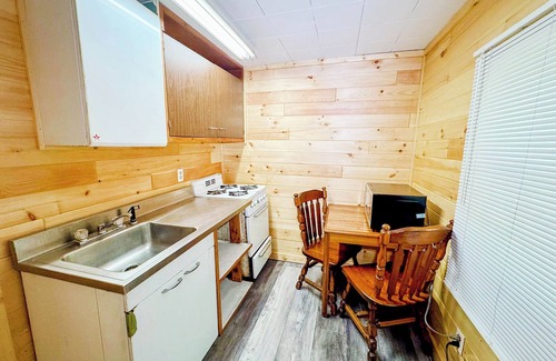 Mackinaw City Cottage | Charming 2-bedroom pet friendly cottage, right by ferry in Mackinaw City.