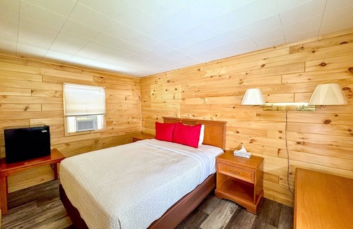 Mackinaw City Cottage | Charming 2-bedroom pet friendly cottage, right by ferry in Mackinaw City.