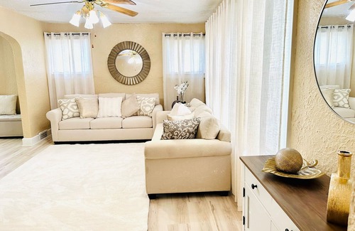 Niagara Falls House | Charming 2-bedroom house in enchanting Niagara Falls NY with AC, WiFi